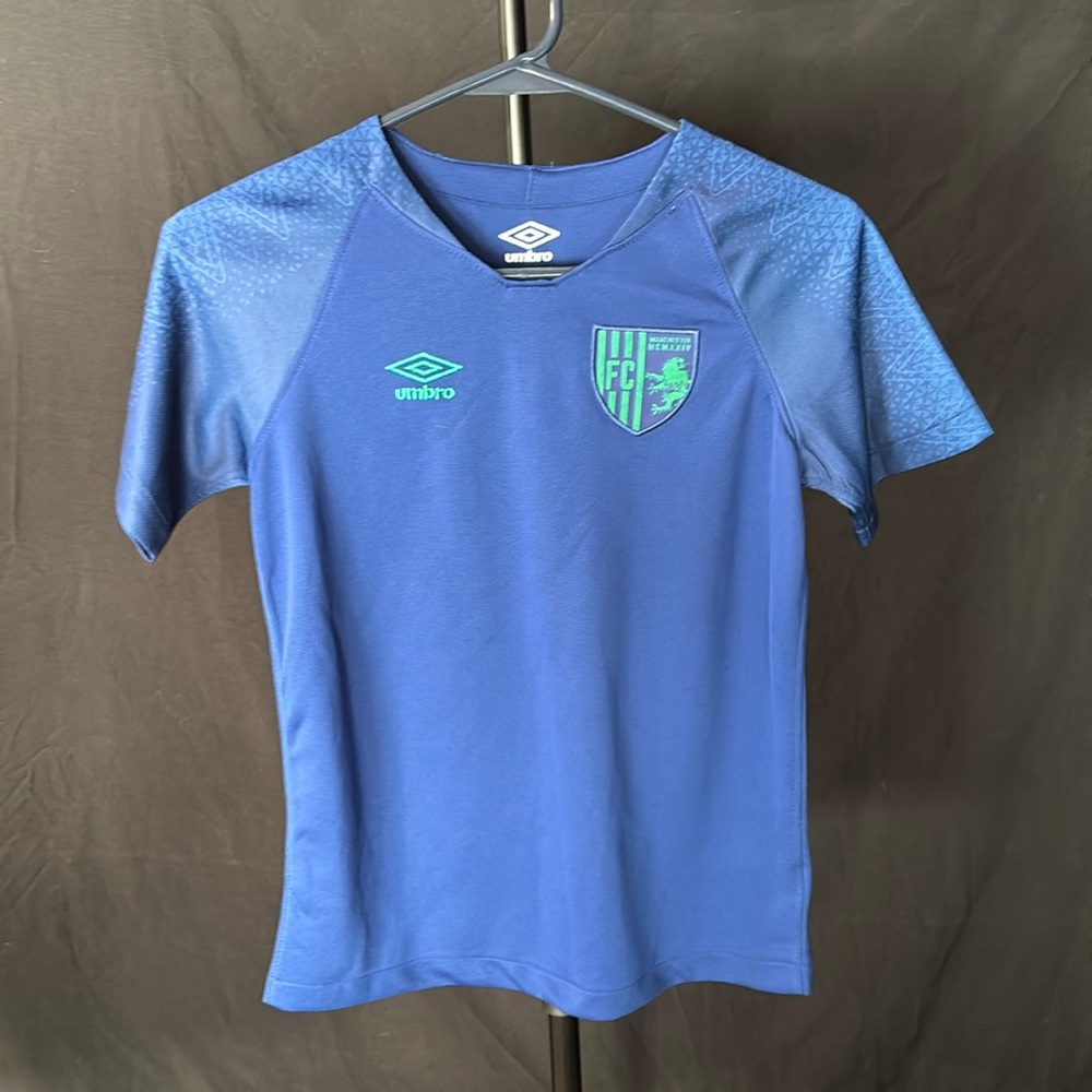Umbro short sleeve royal blue athletic top size M